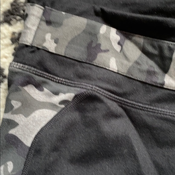 Fabletics Workout Capris - Picture 3 of 6